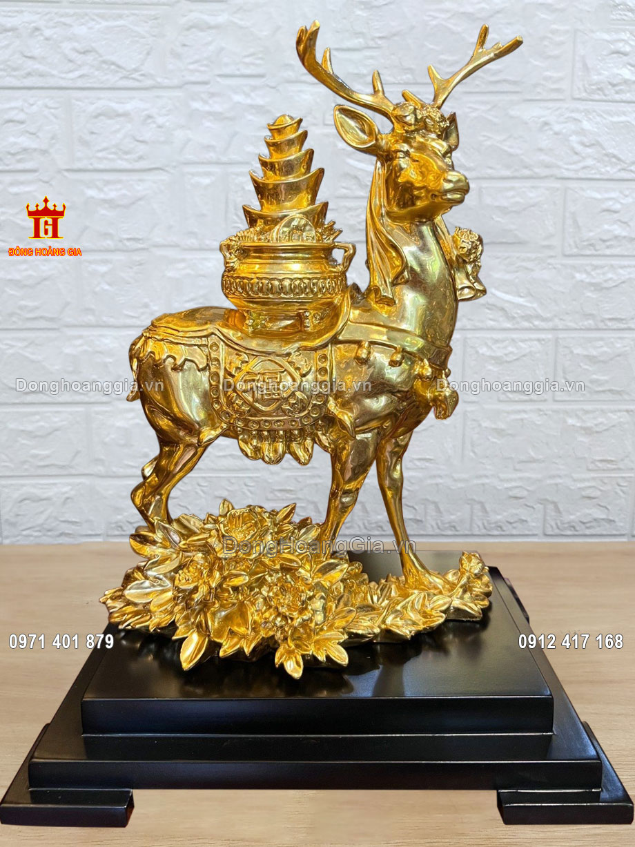 Tượng hươu bằng đồng mạ vàng 24K là dòng sản phẩm cao cấp tại Hoàng Gia